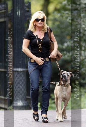 Amsterdam 27 augustus 2007
Connie Breukhoven wandelend met haar hond in het Vondelpark.