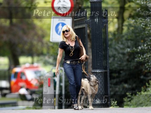 Amsterdam 27 augustus 2007
Connie Breukhoven wandelend met haar hond in het Vondelpark.