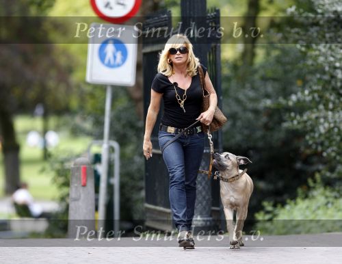 Amsterdam 27 augustus 2007
Connie Breukhoven wandelend met haar hond in het Vondelpark.