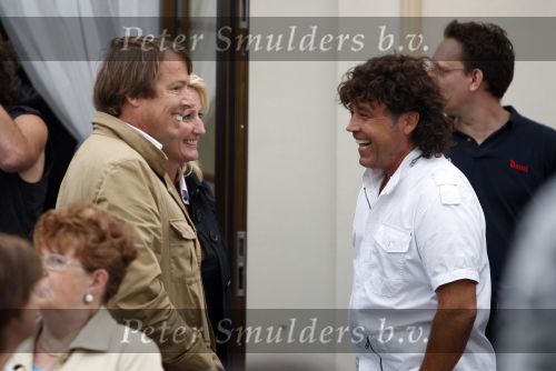 Noordwijk 15 augustus 2007
Tros zomerfeest bij hotels van Oranje . Zanger Alex met t shirt met tekst gekkenhuis en zijn zoontje