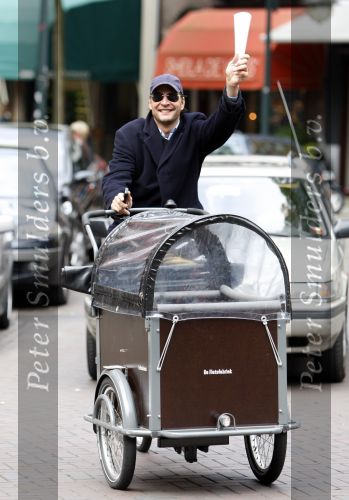 Amsterdam 20 augustus 2007
Edwin de Roy v Zuydewijn met bakfiets en winterjas en gsm op de cornelis schuytstraat.