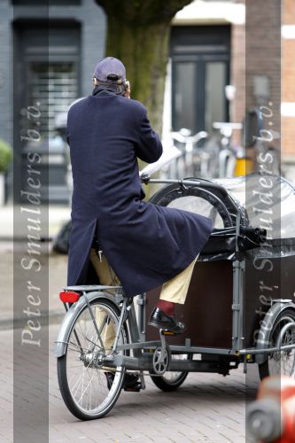 Amsterdam 20 augustus 2007
Edwin de Roy v Zuydewijn met bakfiets en winterjas en gsm op de cornelis schuytstraat.