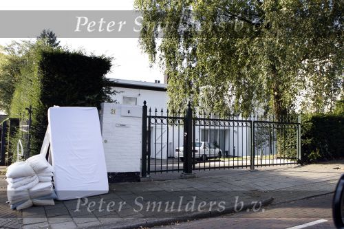 Amsterdam 30 augustus 2007
Emile Ratelband zijn huis met kussens en matrassen voor de poort.

Peter Smulders bv