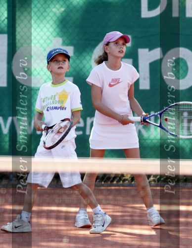 Muiderberg 7 september 2007
Alec en Emma Krajicek  spelen samen tennis bij de clubkampioenschappen. Papa Richard en de au pair kijken toe.