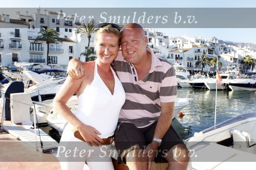 Gaston Starreveld met zijn vriendin Marisa in de haven van Marbella.