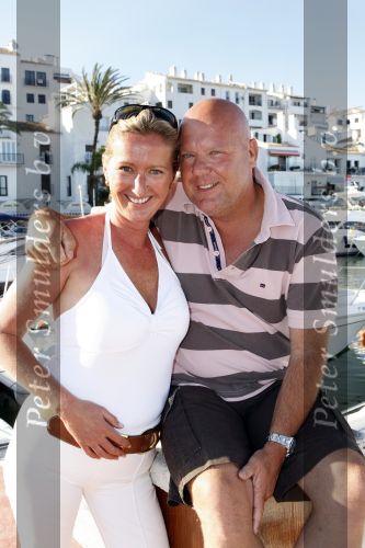 Gaston Starreveld met zijn vriendin Marisa in de haven van Marbella.