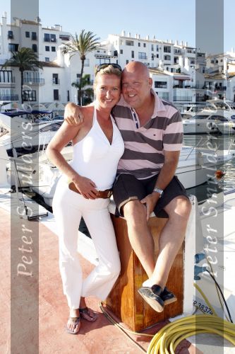 Gaston Starreveld met zijn vriendin Marisa in de haven van Marbella.