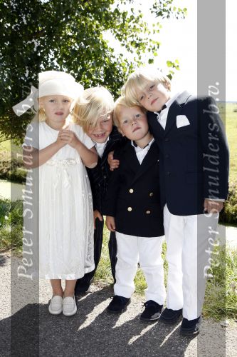 Laren/ Eemnes 29 augustus 2007
Willibrord Frequin en zijn Suzanne trouwen. Ze vertrekken vanaf thuis met koets naar de theetuin.Kinderen Guido Maas en Marijke Schaaphok