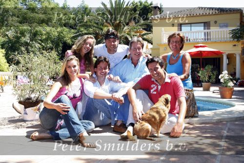 Cabopino 14 augustus 2007
Hans Kazan met zijn vrouw Wendy en zonen Renzo Oscar Steven en Mara bij hun huis in Spanje.