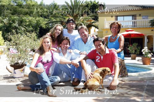 Cabopino 14 augustus 2007
Hans Kazan met zijn vrouw Wendy en zonen Renzo Oscar Steven en Mara bij hun huis in Spanje.