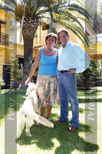 Cabopino 14 augustus 2007
Hans Kazan met zijn vrouw Wendy en zonen Renzo Oscar Steven en Mara bij hun huis in Spanje.