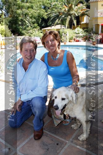Cabopino 14 augustus 2007
Hans Kazan met zijn vrouw Wendy en zonen Renzo Oscar Steven en Mara bij hun huis in Spanje.