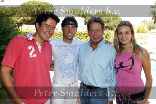 Cabopino 14 augustus 2007
Hans Kazan met zijn vrouw Wendy en zonen Renzo Oscar Steven en Mara bij hun huis in Spanje.