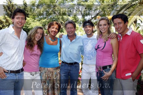 Cabopino 14 augustus 2007
Hans Kazan met zijn vrouw Wendy en zonen Renzo Oscar Steven en Mara bij hun huis in Spanje.