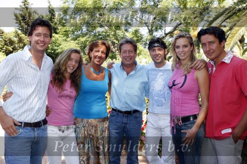Cabopino 14 augustus 2007
Hans Kazan met zijn vrouw Wendy en zonen Renzo Oscar Steven en Mara bij hun huis in Spanje.