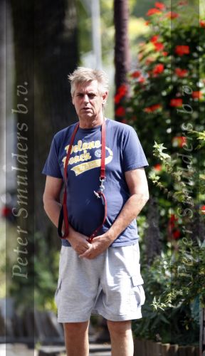 Amsterdam 19 augustus 2007
Hans v d Togt laat in zijn korte broek zijn hondje uit.