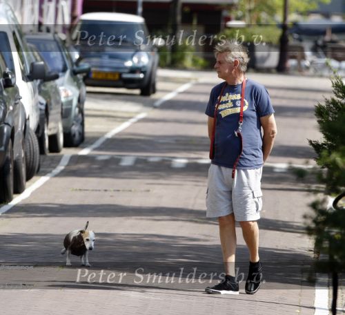Amsterdam 19 augustus 2007
Hans v d Togt laat in zijn korte broek zijn hondje uit.