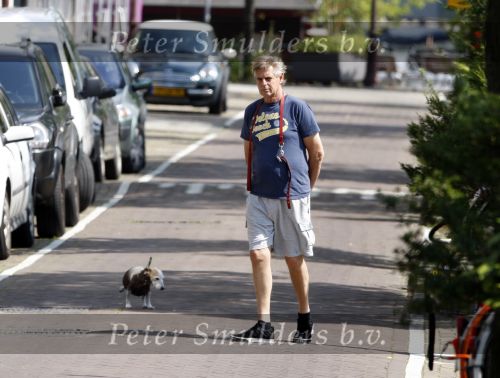 Amsterdam 19 augustus 2007
Hans v d Togt laat in zijn korte broek zijn hondje uit.