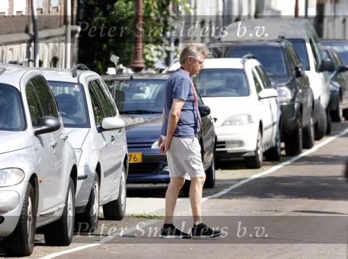 Amsterdam 19 augustus 2007
Hans v d Togt laat in zijn korte broek zijn hondje uit.