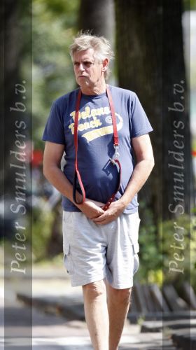 Amsterdam 19 augustus 2007
Hans v d Togt laat in zijn korte broek zijn hondje uit.