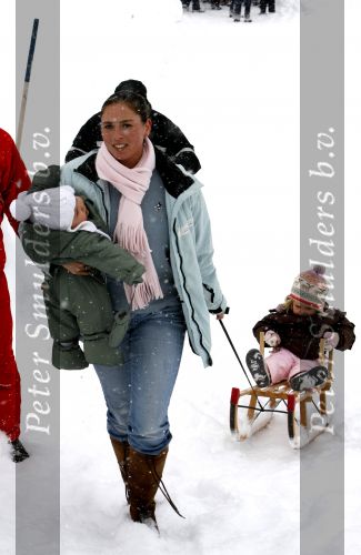 26 Februari 2006,Oostenrijk-Prins Willem Alexander, prinses Maxima en hun kinderen prinses Amalia en prinses Alexia poseren voor de pers in Lech
