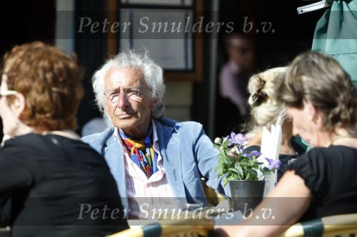Amsterdam 22 augustus 2007
Harry Mulisch op terras met zijn vrouw op de pc hooftstraat.