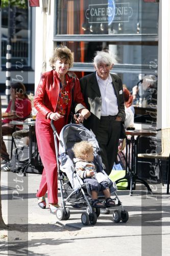Amsterdam 29 augustus 2007
Hedy d Ancona met haar vriend Aad Veldhoen en hun kleinkind Julius. de kinderen van Hedy en Aad zijn met elkaar getrouwd.