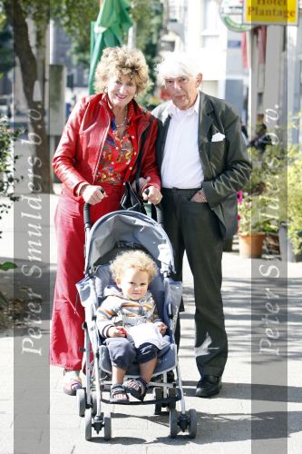 Amsterdam 29 augustus 2007
Hedy d Ancona met haar vriend Aad Veldhoen en hun kleinkind Julius. de kinderen van Hedy en Aad zijn met elkaar getrouwd.
