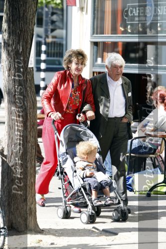 Amsterdam 29 augustus 2007
Hedy d Ancona met haar vriend Aad Veldhoen en hun kleinkind Julius. de kinderen van Hedy en Aad zijn met elkaar getrouwd.