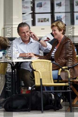 Amsterdam 18 augustus 2007
Huub Stapel met zijn vrouw Resie op terras.