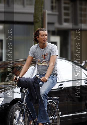 Amsterdam 19 augustus 2007
Jan Joost v Gangelen op de fiets bij de bank in Amsterdam.