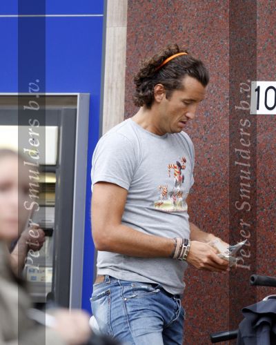 Amsterdam 19 augustus 2007
Jan Joost v Gangelen op de fiets bij de bank in Amsterdam.