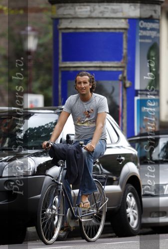 Amsterdam 19 augustus 2007
Jan Joost v Gangelen op de fiets bij de bank in Amsterdam.