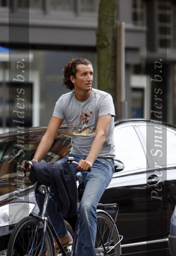 Amsterdam 19 augustus 2007
Jan Joost v Gangelen op de fiets bij de bank in Amsterdam.