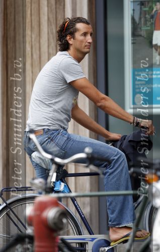 Amsterdam 19 augustus 2007
Jan Joost v Gangelen op de fiets bij de bank in Amsterdam.