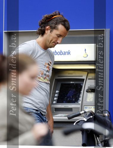 Amsterdam 19 augustus 2007
Jan Joost v Gangelen op de fiets bij de bank in Amsterdam.