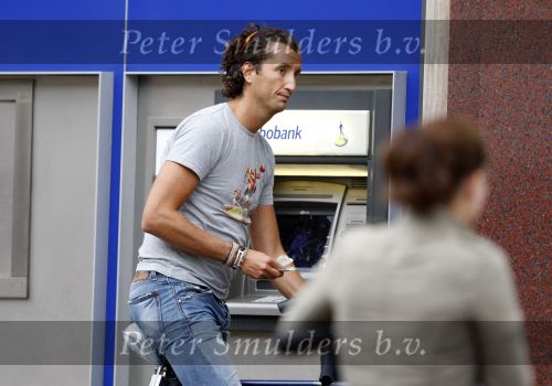Amsterdam 19 augustus 2007
Jan Joost v Gangelen op de fiets bij de bank in Amsterdam.