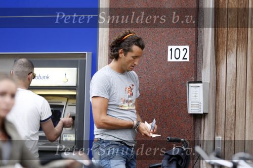 Amsterdam 19 augustus 2007
Jan Joost v Gangelen op de fiets bij de bank in Amsterdam.