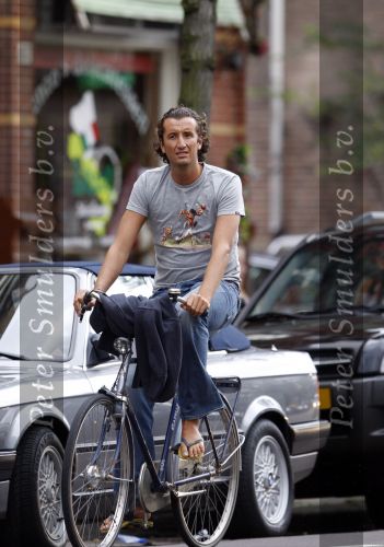 Amsterdam 19 augustus 2007
Jan Joost v Gangelen op de fiets bij de bank in Amsterdam.