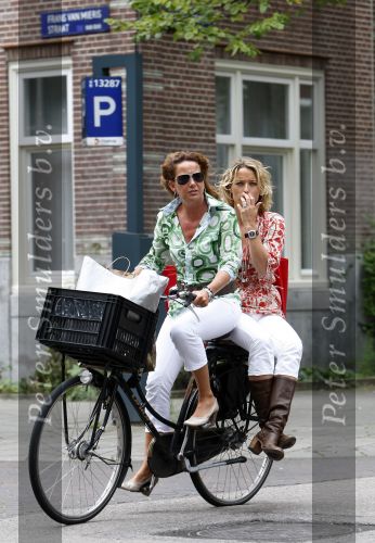 Amsterdam 18 augustus 2007
Jennemieke Spijkerman met een vriendin op fiets in Amsterdam.