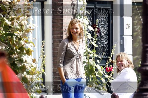 Amsterdam 11 augustus 2007
Matthijs v Nieuwkerk met zijn vrouw Karin v Nieuwkerk en dochter Jet v Nieuwkerk voor zijn huis in het zonnetje met zijn krantje.