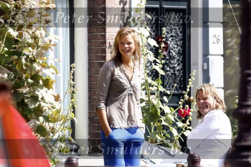 Amsterdam 11 augustus 2007
Matthijs v Nieuwkerk met zijn vrouw Karin v Nieuwkerk en dochter Jet v Nieuwkerk voor zijn huis in het zonnetje met zijn krantje.