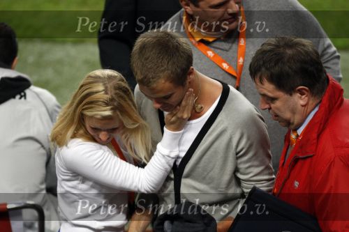 Amsterdam 8 september 2007
kwalificatieduel voor EK tussen Nederland en Bulgarije in de amsterdam arena. Nederland wint met 2-0. Jim Bakkum zong het volklied en wordt daarna opgevangen door zijn vriendin Bettina Holwerda