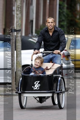 Amsterdam 16 augustus 2007
Johnny Heitinga met Johnny Loco bakfiets samen met zijn 20 jarig jongere broertje Joey