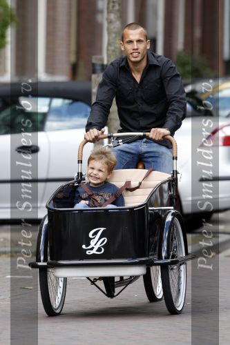 Amsterdam 16 augustus 2007
Johnny Heitinga met Johnny Loco bakfiets samen met zijn 20 jarig jongere broertje Joey
