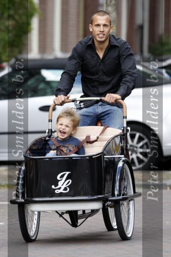 Amsterdam 16 augustus 2007
Johnny Heitinga met Johnny Loco bakfiets samen met zijn 20 jarig jongere broertje Joey