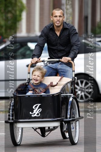 Amsterdam 16 augustus 2007
Johnny Heitinga met Johnny Loco bakfiets samen met zijn 20 jarig jongere broertje Joey