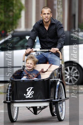 Amsterdam 16 augustus 2007
Johnny Heitinga met Johnny Loco bakfiets samen met zijn 20 jarig jongere broertje Joey