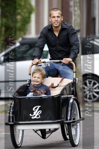 Amsterdam 16 augustus 2007
Johnny Heitinga met Johnny Loco bakfiets samen met zijn 20 jarig jongere broertje Joey