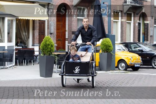 Amsterdam 16 augustus 2007
Johnny Heitinga met Johnny Loco bakfiets samen met zijn 20 jarig jongere broertje Joey
